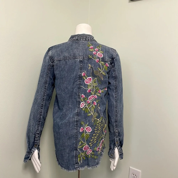 TOLANI Embroidered Long Sleeve Distressed Chambray Button Down Shirt Medium - Picture 3 of 7